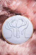 Laden Sie das Bild in den Galerie-Viewer, Stickrahmen Mama &amp; Baby Füsschen - Line Art gestickt