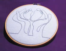 Laden Sie das Bild in den Galerie-Viewer, Mutter_Baby_Fuesschen_Liebe_Bilderrahmen_Rahmen_Stickrahmen_Wanddeko_Wand_Deko_personalisiert