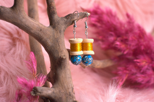 Mini Nähgarn Ohrringe GOLD mit blauer Marmor Perle - Unikat