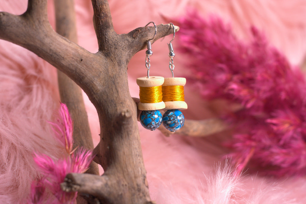 Mini Nähgarn Ohrringe GOLD mit blauer Marmor Perle - Unikat