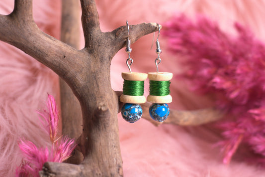 Mini Nähgarn Ohrringe GRÜN mit blauer Marmor Perle - Unikat
