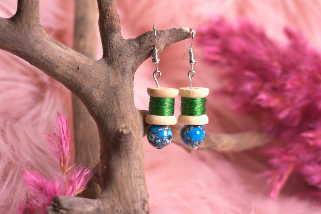 Mini Nähgarn Ohrringe GRÜN mit blauer Marmor Perle - Unikat