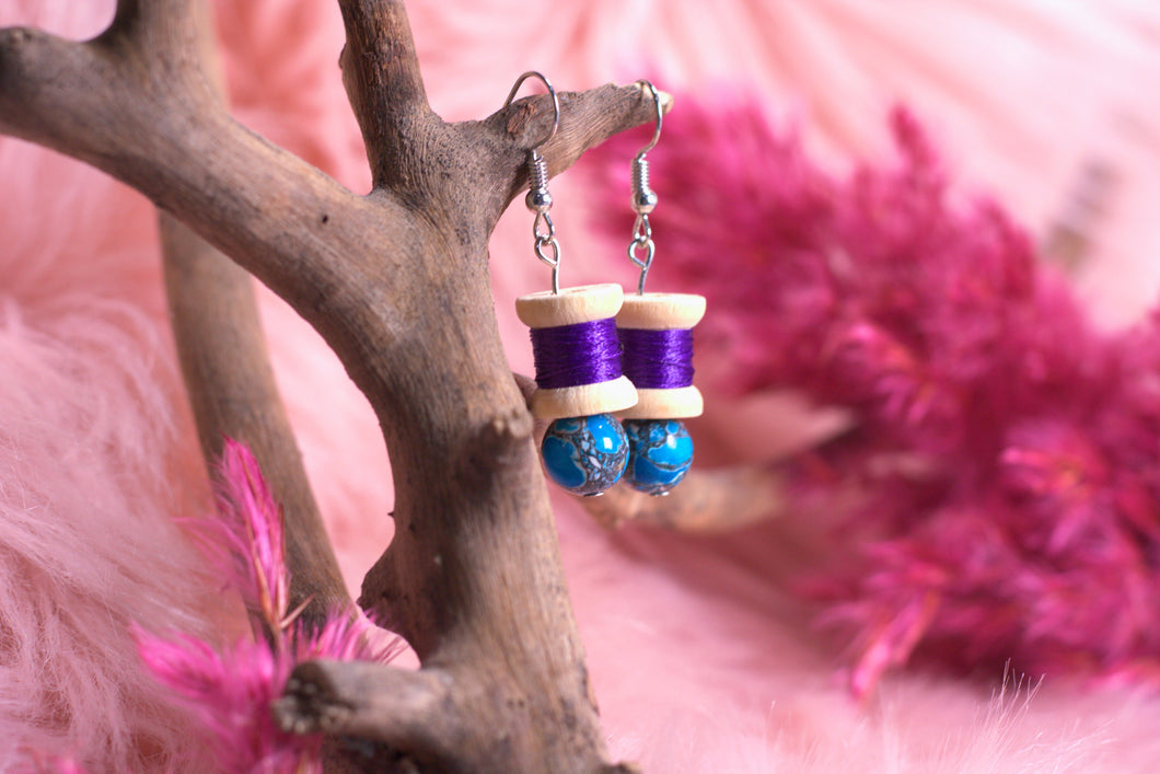Mini Nähgarn Ohrringe LILA mit blauer Marmor Perle - Unikat
