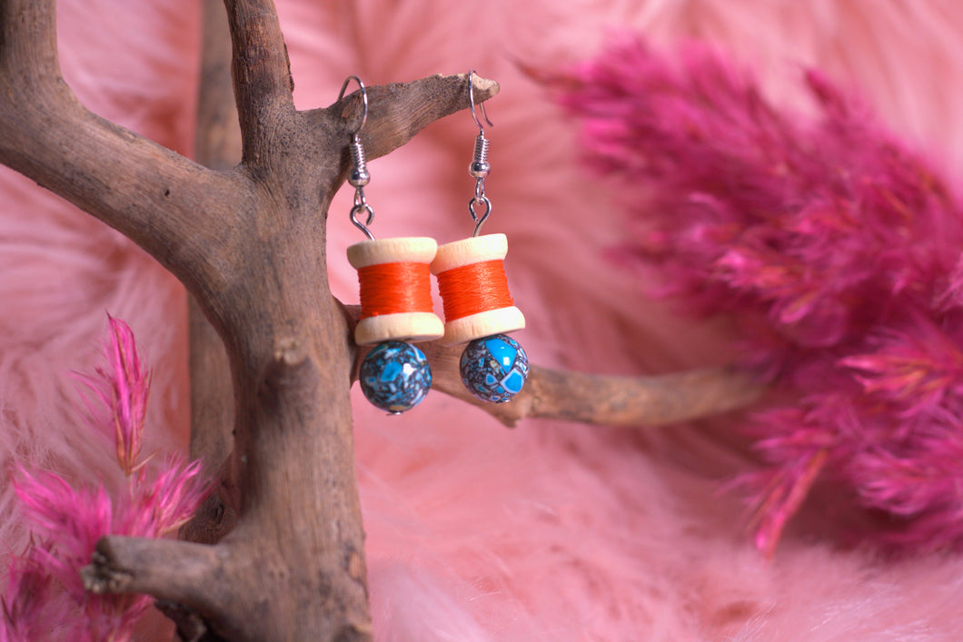Mini Nähgarn Ohrringe ORANGE mit blauer Marmor Perle - Unikat
