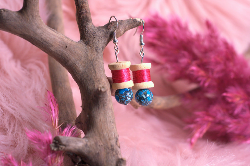 Mini Nähgarn Ohrringe HIMBEER mit blauer Marmor Perle - Unikat