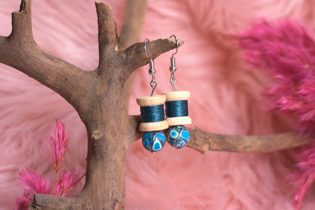 Mini Nähgarn Ohrringe PETROL mit blauer Marmor Perle - Unikat