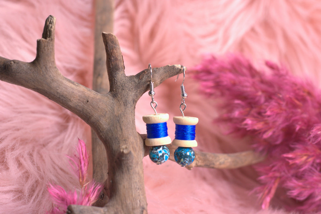 Mini Nähgarn Ohrringe BLAU mit blauer Marmor Perle - Unikat