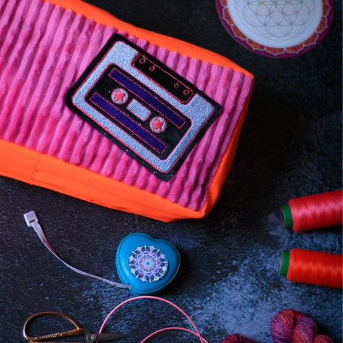 OrganizeMe_Tasche_Farbenmix_KathieKreativ_Handmade_patch_Aufnaeher_Applikation_Stickdatei_sticken_naehen_Hase_blumenkranz_ostern_handgefaerbt_hochkant