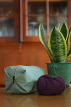 Laden Sie das Bild in den Galerie-Viewer, PopUp_Tasche_Handmade_Unikat_genaeht_Reissverscfhluss_Projekttasche_Projektbeutel_faltbar_falten__platzsparend_ordnung_Wolle_stricken_gruen_mint_altrosa