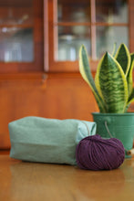 Laden Sie das Bild in den Galerie-Viewer, PopUp_Tasche_Handmade_Unikat_genaeht_Reissverscfhluss_Projekttasche_Projektbeutel_faltbar_falten__platzsparend_ordnung_Wolle_stricken_gruen_mint_altrosa