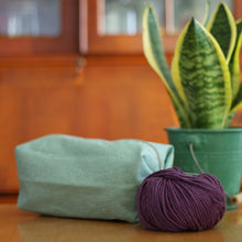 Laden Sie das Bild in den Galerie-Viewer, PopUp_Tasche_Handmade_Unikat_genaeht_Reissverscfhluss_Projekttasche_Projektbeutel_faltbar_falten__platzsparend_ordnung_Wolle_stricken_gruen_mint_altrosa