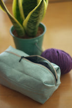Laden Sie das Bild in den Galerie-Viewer, PopUp_Tasche_Handmade_Unikat_genaeht_Reissverscfhluss_Projekttasche_Projektbeutel_faltbar_falten__platzsparend_ordnung_Wolle_stricken_gruen_mint_altrosa_kosmetiktasche_Handtasche