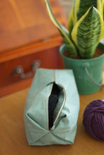 Laden Sie das Bild in den Galerie-Viewer, PopUp_Tasche_Handmade_Unikat_genaeht_Reissverscfhluss_Projekttasche_Projektbeutel_faltbar_falten__platzsparend_ordnung_Wolle_stricken_gruen_mint_altrosa_kosmetiktasche_Handtasche