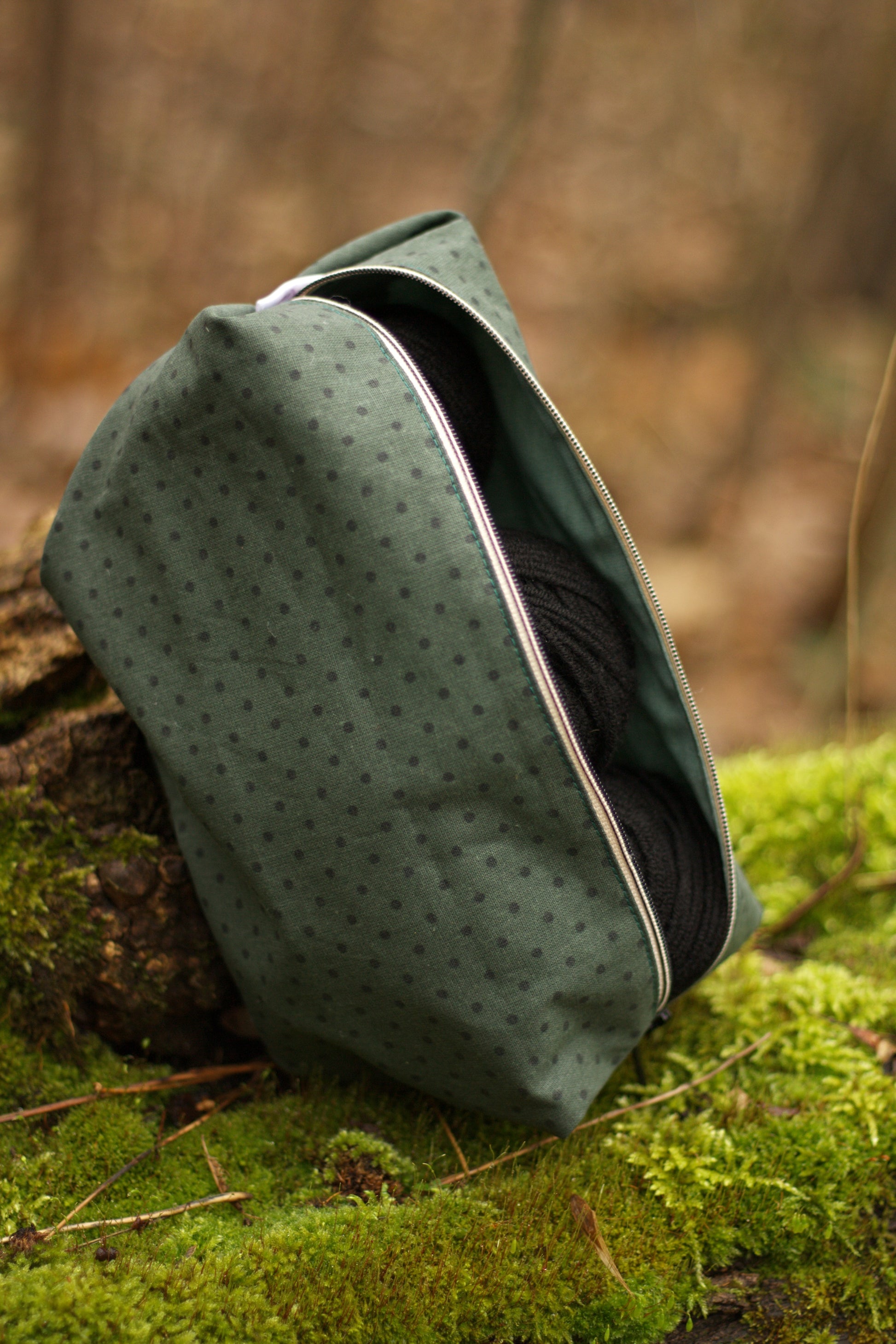 PopUp_Tasche_Handmade_Unikat_genaeht_Reissverscfhluss_Projekttasche_Projektbeutel_faltbar_falten_platzsparend_ordnung_Wolle_stricken_Polka_dots_Punkte_gruen_waldgruen_baumwolle