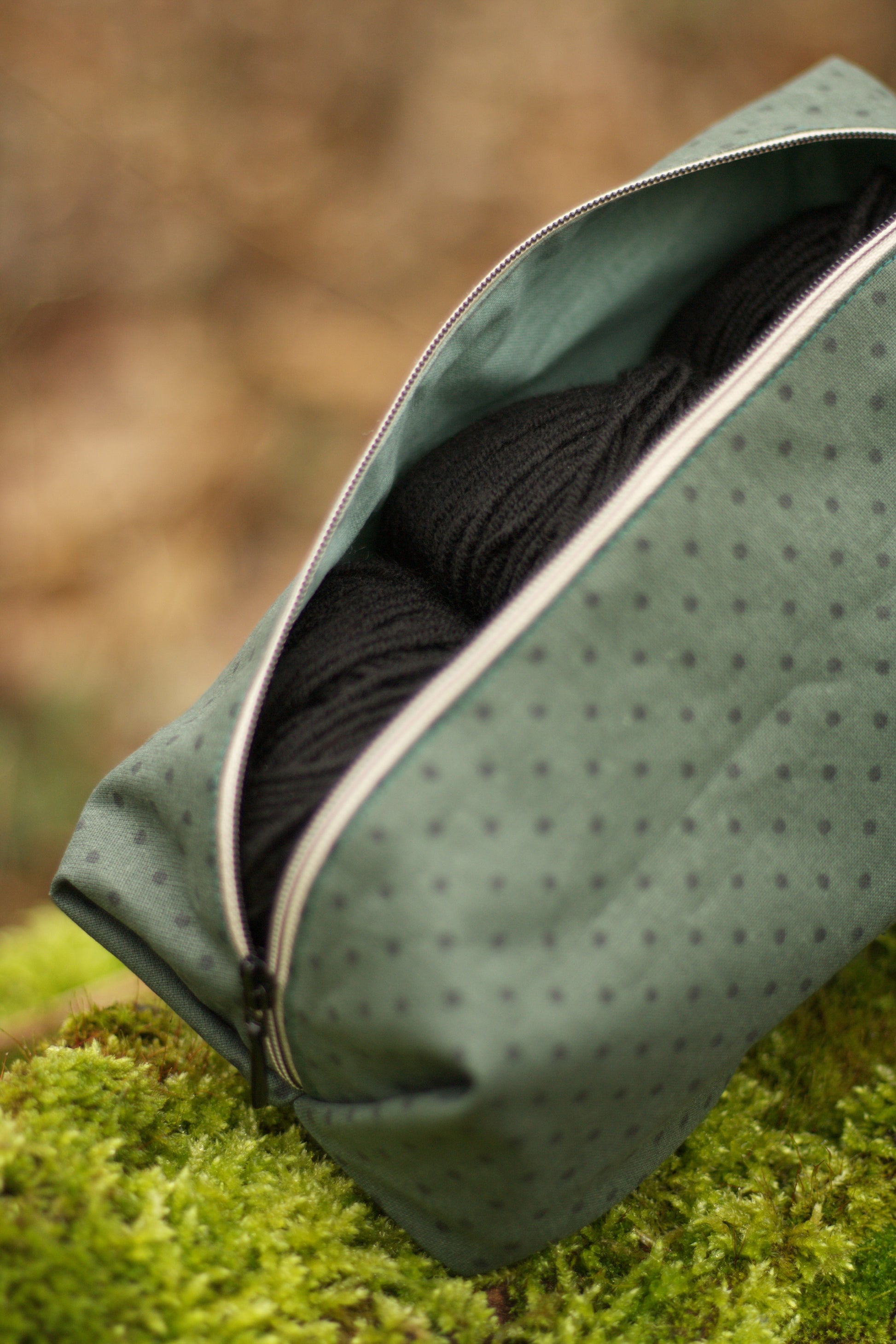 PopUp_Tasche_Handmade_Unikat_genaeht_Reissverscfhluss_Projekttasche_Projektbeutel_faltbar_falten_platzsparend_ordnung_Wolle_stricken_Polka_dots_Punkte_gruen_waldgruen_baumwolle
