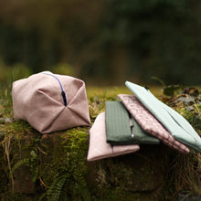 Laden Sie das Bild in den Galerie-Viewer, PopUp_Tasche_Handmade_Unikat_genaeht_Reissverscfhluss_Projekttasche_Projektbeutel_faltbar_falten_platzsparend_ordnung_Wolle_stricken_geometrisches_Muster_innen_gefaltet