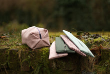 Laden Sie das Bild in den Galerie-Viewer, PopUp_Tasche_Handmade_Unikat_genaeht_Reissverscfhluss_Projekttasche_Projektbeutel_faltbar_falten__platzsparend_ordnung_Wolle_stricken_gruen_mint_altrosa_kosmetiktasche_Handtasche