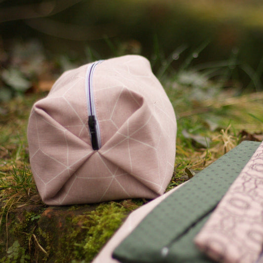 PopUp_Tasche_Handmade_Unikat_genaeht_Reissverscfhluss_Projekttasche_Projektbeutel_faltbar_falten_platzsparend_ordnung_Wolle_stricken_geometrisches_Muster_innen_gefaltet
