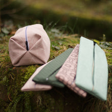 Laden Sie das Bild in den Galerie-Viewer, PopUp_Tasche_Handmade_Unikat_genaeht_Reissverscfhluss_Projekttasche_Projektbeutel_faltbar_falten_platzsparend_ordnung_Wolle_stricken_geometrisches_Muster_innen_gefaltet