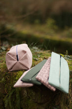 Laden Sie das Bild in den Galerie-Viewer, PopUp_Tasche_Handmade_Unikat_genaeht_Reissverscfhluss_Projekttasche_Projektbeutel_faltbar_falten__platzsparend_ordnung_Wolle_stricken_gruen_mint_altrosa_kosmetiktasche_Handtasche