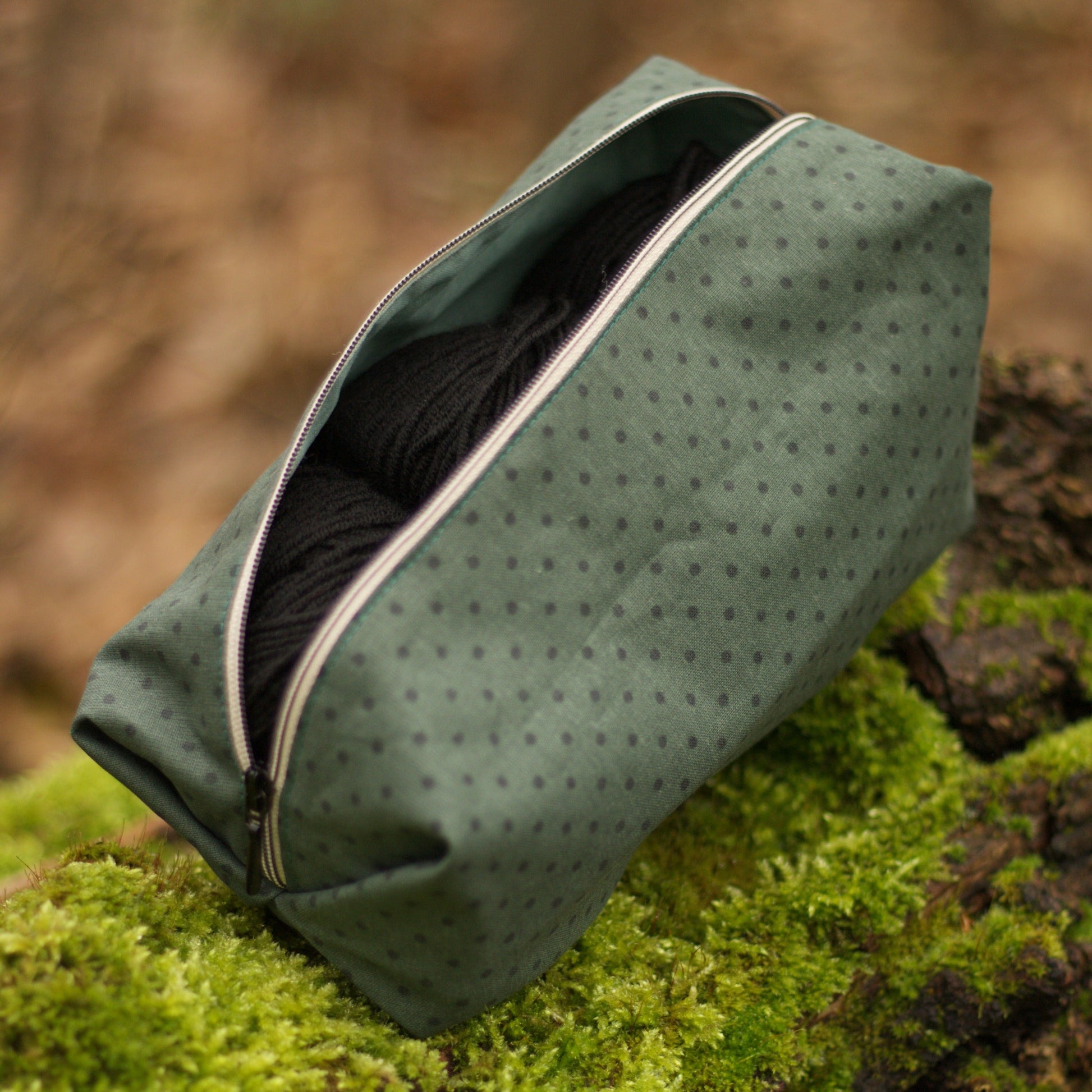 PopUp_Tasche_Handmade_Unikat_genaeht_Reissverscfhluss_Projekttasche_Projektbeutel_faltbar_falten_platzsparend_ordnung_Wolle_stricken_Polka_dots_Punkte_gruen_waldgruen_baumwolle