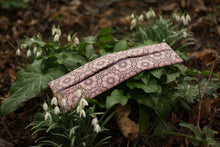 Laden Sie das Bild in den Galerie-Viewer, PopUp_Tasche_Handmade_Unikat_genaeht_Reissverscfhluss_Projekttasche_Projektbeutel_faltbar_falten_platzsparend_ordnung_Wolle_stricken_geometrisches_Muster_innen_gefaltet