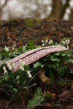 Laden Sie das Bild in den Galerie-Viewer, PopUp_Tasche_Handmade_Unikat_genaeht_Reissverscfhluss_Projekttasche_Projektbeutel_faltbar_falten_platzsparend_ordnung_Wolle_stricken_geometrisches_Muster_innen_gefaltet