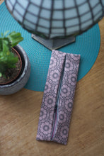 Laden Sie das Bild in den Galerie-Viewer, PopUp_Tasche_Handmade_Unikat_genaeht_Reissverscfhluss_Projekttasche_Projektbeutel_faltbar_falten_platzsparend_ordnung_Wolle_stricken_geometrisches_Muster_innen_gefaltet