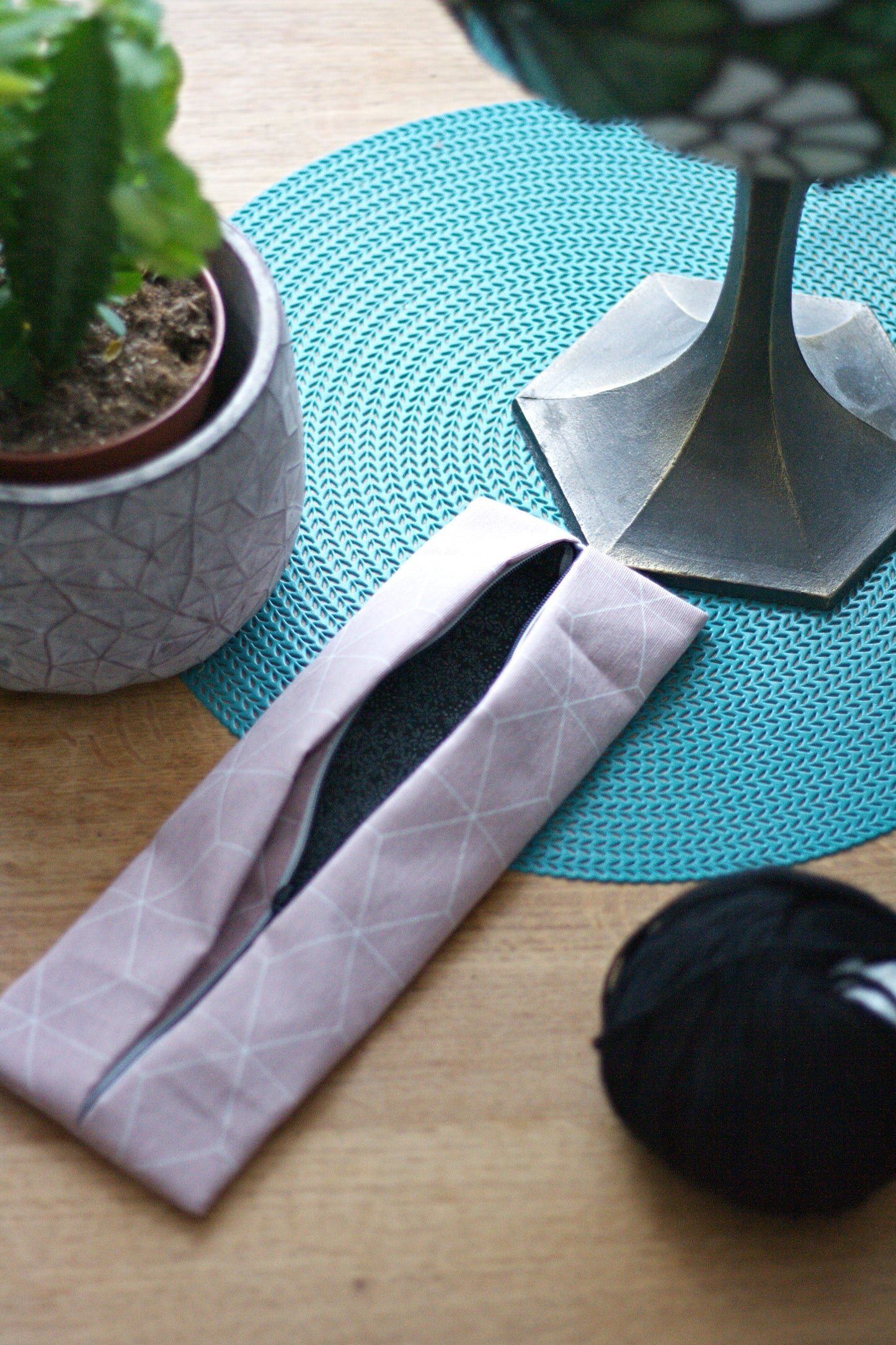 PopUp_Tasche_Handmade_Unikat_genaeht_Reissverscfhluss_Projekttasche_Projektbeutel_faltbar_falten_platzsparend_ordnung_Wolle_stricken_geometrisches_Muster_innen_gefaltet