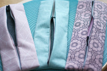 Laden Sie das Bild in den Galerie-Viewer, PopUp_Tasche_Handmade_Unikat_genaeht_Reissverscfhluss_Projekttasche_Projektbeutel_faltbar_falten_platzsparend_ordnung_Wolle_stricken_geometrisches_Muster_innen_gefaltet