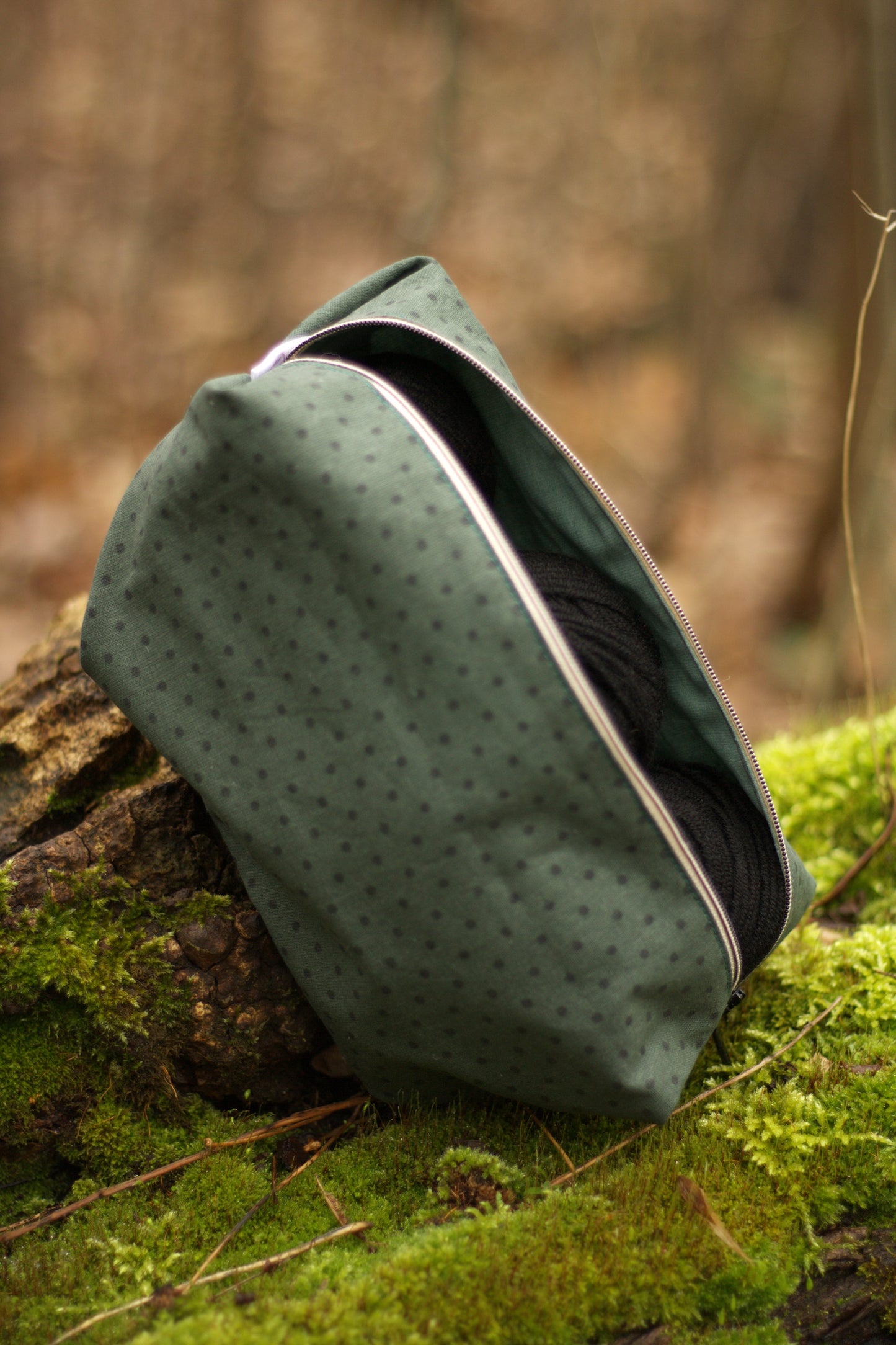 PopUp_Tasche_Handmade_Unikat_genaeht_Reissverscfhluss_Projekttasche_Projektbeutel_faltbar_falten_platzsparend_ordnung_Wolle_stricken_Polka_dots_Punkte_gruen_waldgruen_baumwolle