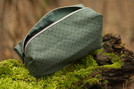 PopUp_Tasche_Handmade_Unikat_genaeht_Reissverscfhluss_Projekttasche_Projektbeutel_faltbar_falten_platzsparend_ordnung_Wolle_stricken_Polka_dots_Punkte_gruen_waldgruen_baumwolle