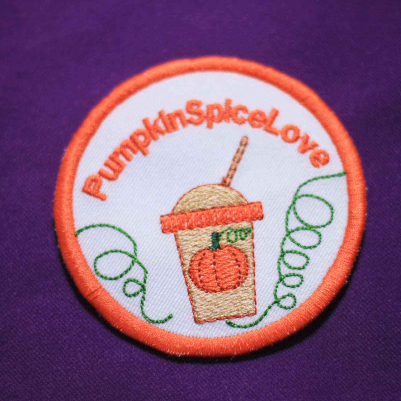 Pumpkin_Spice_Latte_Love_Liebe_Suechtig_Addictect_Kuerbis_gewuerZ_aufnaeher_patch_KathieKreativ_gestickt_bestickt
