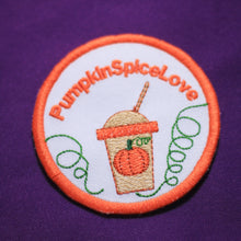 Laden Sie das Bild in den Galerie-Viewer, Pumpkin_Spice_Latte_Love_Liebe_Suechtig_Addictect_Kuerbis_gewuerZ_aufnaeher_patch_KathieKreativ_gestickt_bestickt