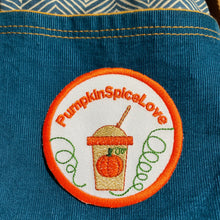Laden Sie das Bild in den Galerie-Viewer, Pumpkin_Spice_Latte_Love_Liebe_Suechtig_Addictect_Kuerbis_gewuerZ_aufnaeher_patch_KathieKreativ_gestickt_bestickt