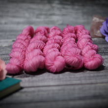 Laden Sie das Bild in den Galerie-Viewer, handgefärbte_Wolle-Sockenwolle_Aktiv_Superwash_Minis_Schurwolle_Stricken_Haekeln_Magrats_rose