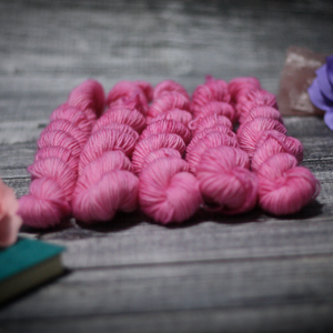 handgefärbte_Wolle-Sockenwolle_Aktiv_Superwash_Minis_Schurwolle_Stricken_Haekeln_Magrats_rose