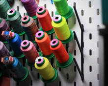 Laden Sie das Bild in den Galerie-Viewer, Stickgarnrollenhalter_Stickgarn_Halter_Garnrollenhaler_3D_Druck_Isacord_Garn_kathieKreativ_rosa_neon