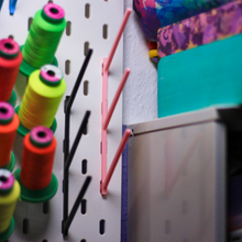 Laden Sie das Bild in den Galerie-Viewer, Stickgarnrollenhalter_Stickgarn_Halter_Garnrollenhaler_3D_Druck_Isacord_Garn_kathieKreativ_rosa_neon