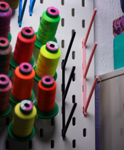 Laden Sie das Bild in den Galerie-Viewer, Stickgarnrollenhalter_Stickgarn_Halter_Garnrollenhaler_3D_Druck_Isacord_Garn_kathieKreativ_rosa_neon