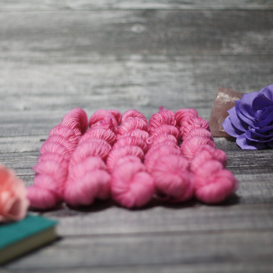 HW: Handgefärbte Sockenwolle "Magrats Rose" 20g Minis