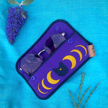 Laden Sie das Bild in den Galerie-Viewer, Moon Cat_Etui_ITH_Stickdatei_Sticken_Moon_Phases