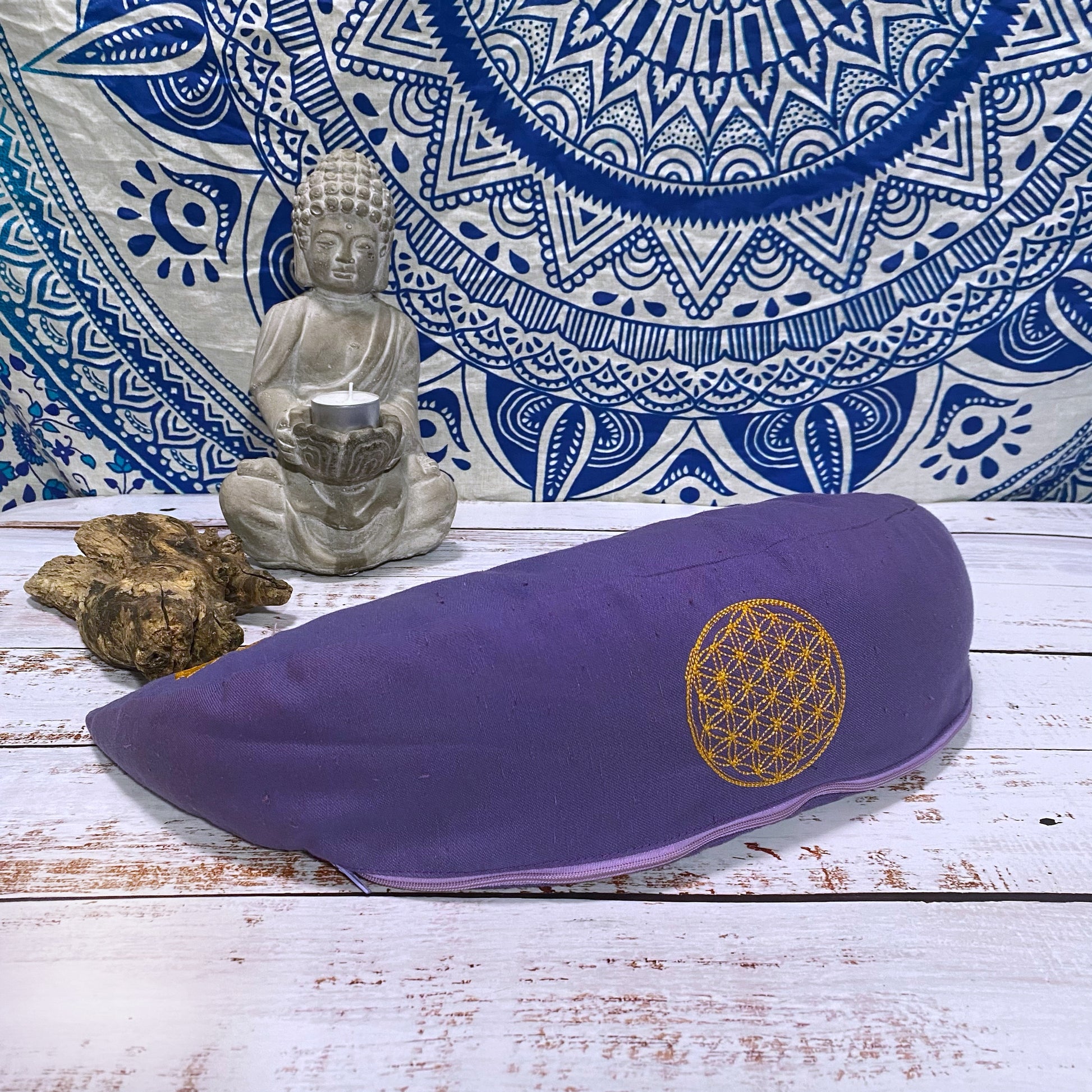KathieKreativ-YOgakissen-Meditationskissen-mit-Kapok-NatuerlicheUnterstuetzungfuerDeineYoga-Uebungen_endometriose_Unikat_bestickt_gestickt_om_yogakisen_yoga_meditieren_Halbmondkissen_blume_des_lebens