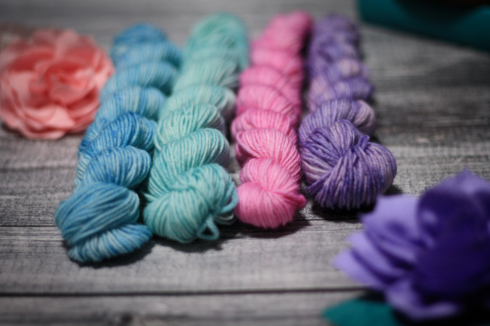 handgefärbte_Wolle-Sockenwolle_Aktiv_Superwash_Minis_Schurwolle_Stricken_Haekeln_KathieKreativ_Nannys_Fliederschimmer_Handgefärbte_Sockenwolle_glazed_lila_Rosa_wolle_köln_in_the_hoop_Stickdatei