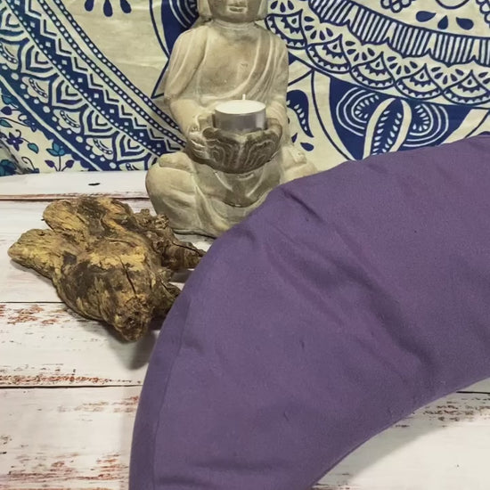 KathieKreativ-YOgakissen-Meditationskissen-mit-Kapok-NatuerlicheUnterstuetzungfuerDeineYoga-Uebungen_endometriose_Unikat_bestickt_gestickt_om_yogakisen_yoga_meditieren_Halbmondkissen_blume_des_lebens