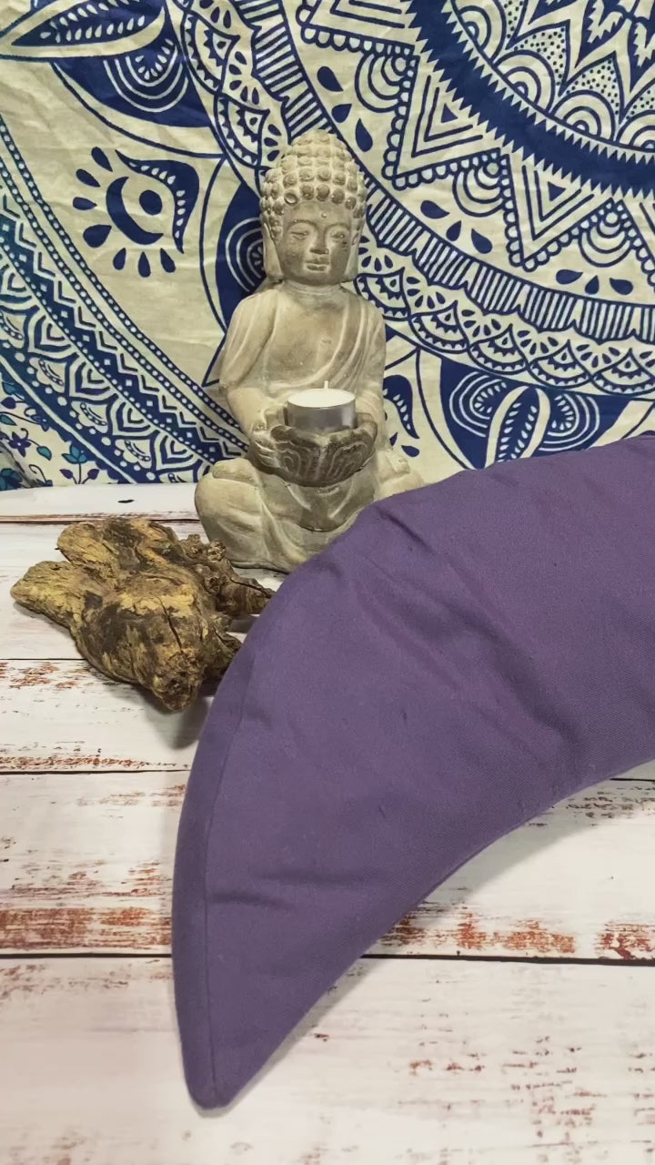 KathieKreativ-YOgakissen-Meditationskissen-mit-Kapok-NatuerlicheUnterstuetzungfuerDeineYoga-Uebungen_endometriose_Unikat_bestickt_gestickt_om_yogakisen_yoga_meditieren_Halbmondkissen_blume_des_lebens
