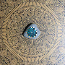 Laden Sie das Bild in den Galerie-Viewer, Nähgewicht Mandala - Stein 11