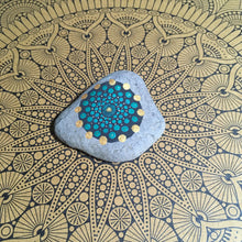 Laden Sie das Bild in den Galerie-Viewer, Nähgewicht Mandala - Stein 11
