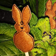 Laden Sie das Bild in den Galerie-Viewer, SD: Hase 2021 Loch1 - Anhänger &amp; Steckis 10er