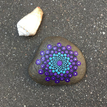 Laden Sie das Bild in den Galerie-Viewer, Nähgewicht Mandala - Stein 1